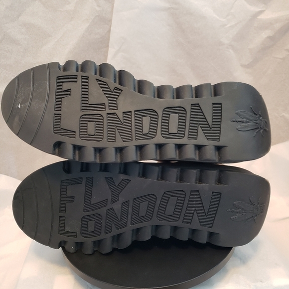 Fly London Women's Salv' Chelsea Chunky Lugged Wedge Boot Size 10.US 41… - Picture 9 of 9